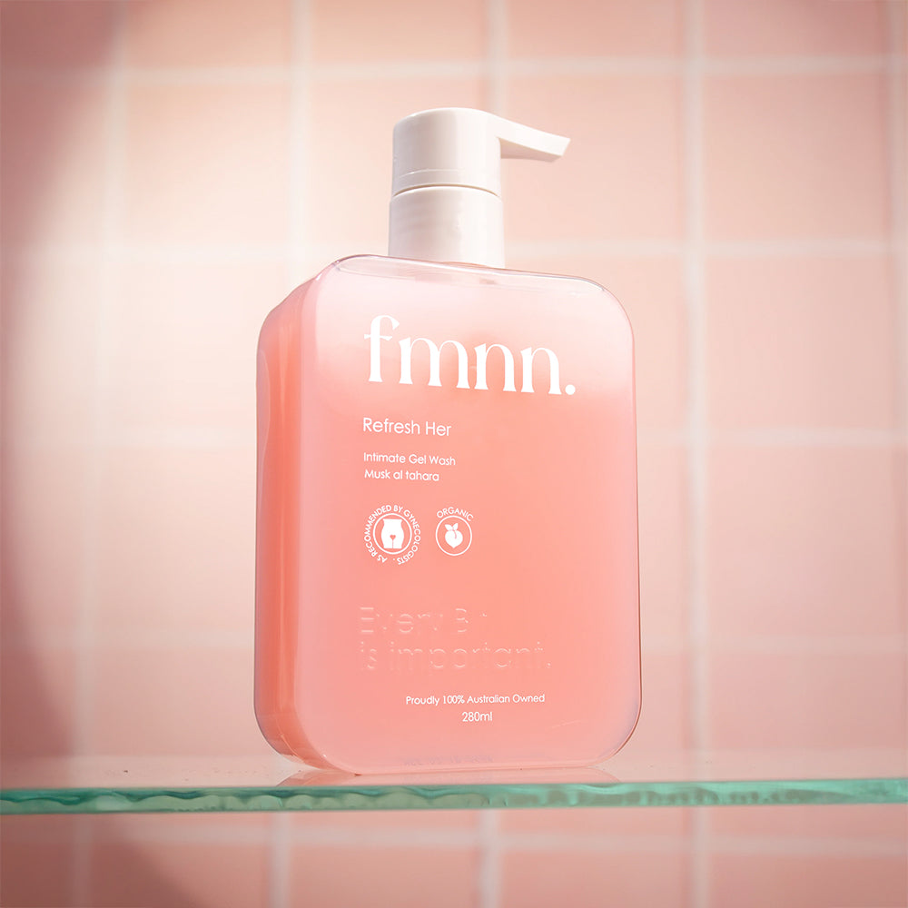 Pink bottle with pump labeled 'fmmn' on a white background